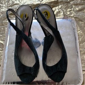 🌟💥BEAUTIFUL GUESS SZ US 9 HIGH HEELS GREEN LEOPARD SANDALS.